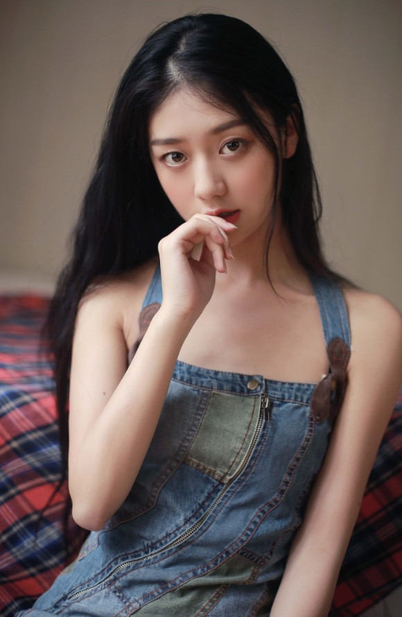 清纯小美女鱼子与余私服写真