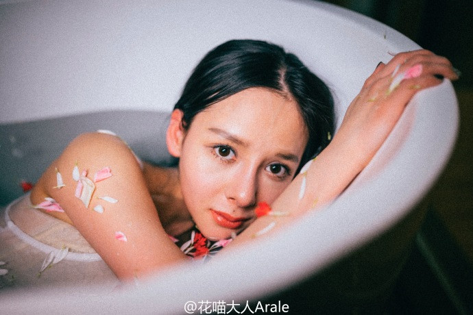 清纯美女鲜花浴湿身唯美写真