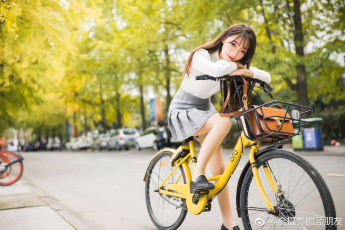 清纯美女图片丹儿漫步校园阳光秋天写真