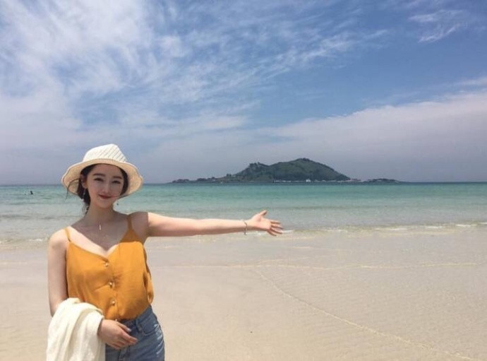 清纯美女沙滩图片：今年夏天自己一定要去海边