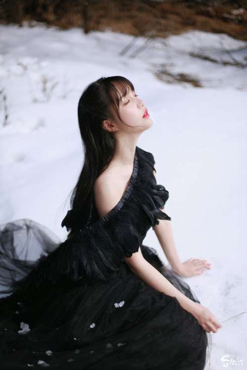 冬季治愈系美女雪地里唯美照