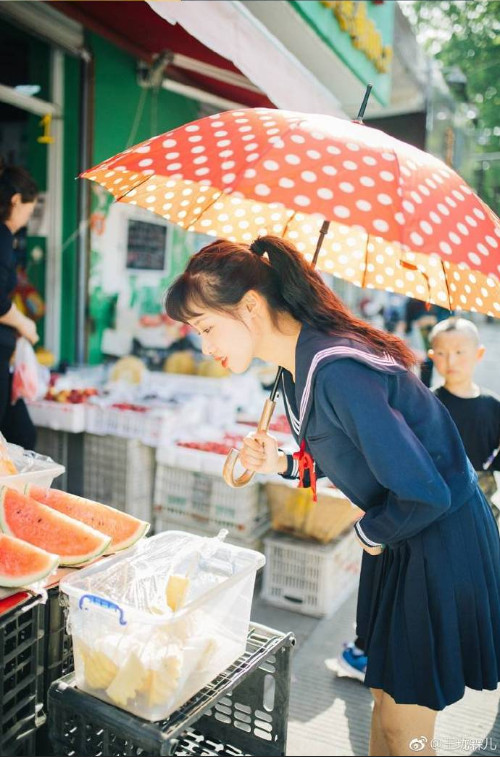 夏日水果清纯美女图片