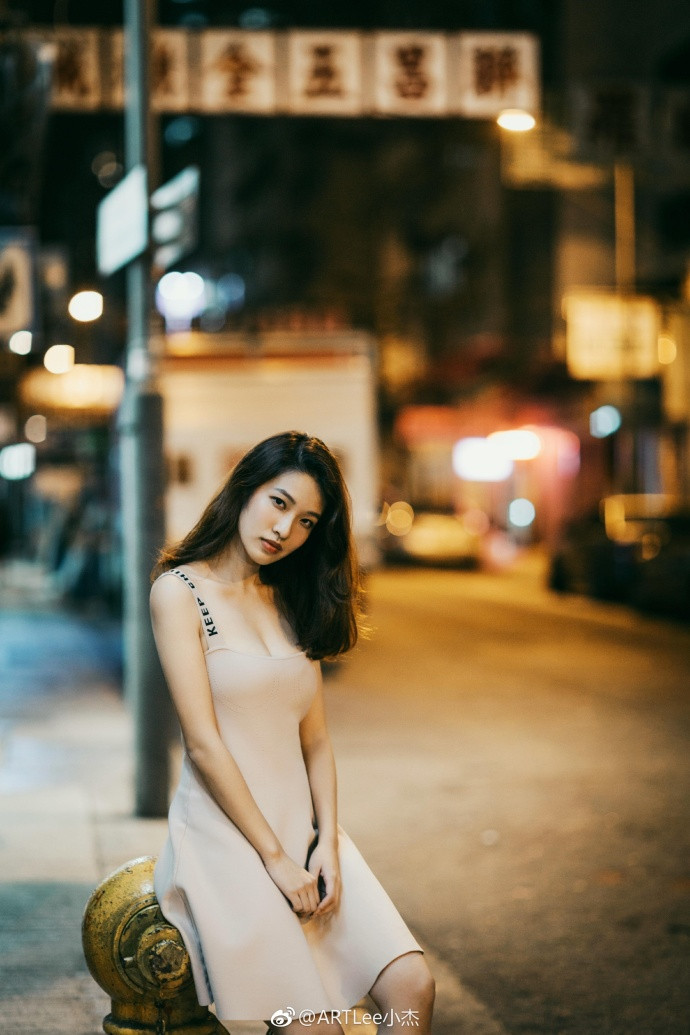 沉迷在离港前的夜色的清纯美女图片