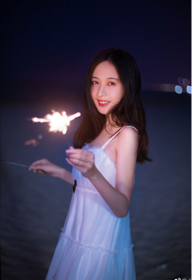 清纯美女一琳海边放烟花唯美写真