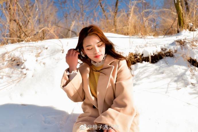 雪地里写真清纯美女图片