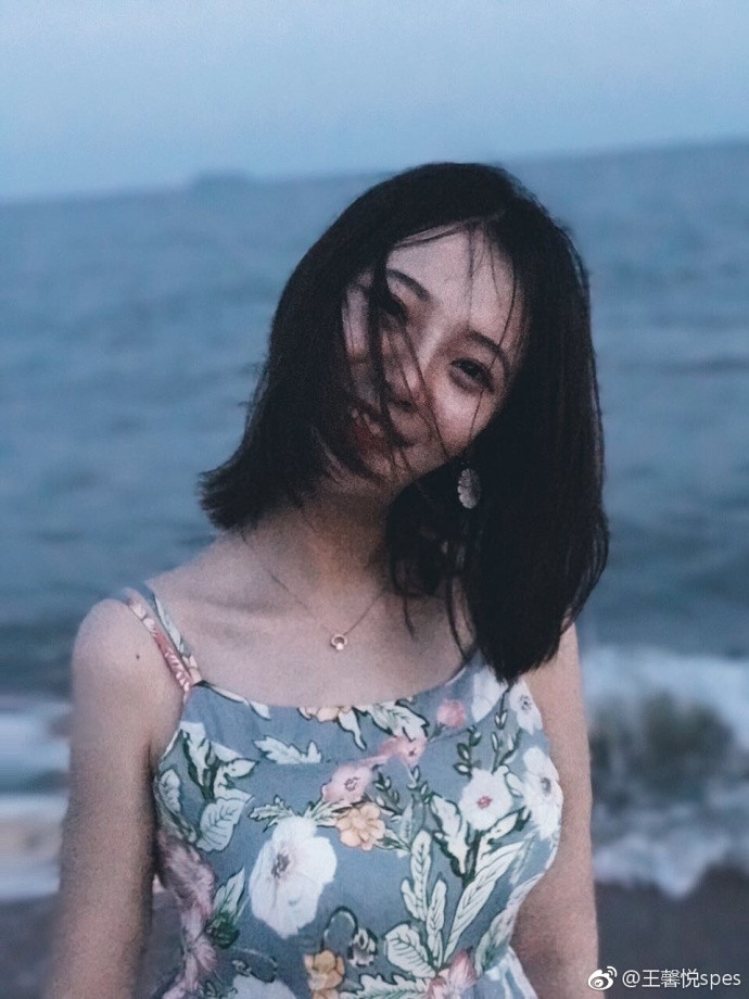 清纯美女王馨悦小碎花连衣裙海边图片