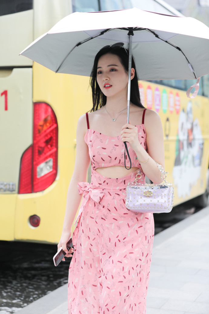 气质粉衣女神小姐姐街拍图片