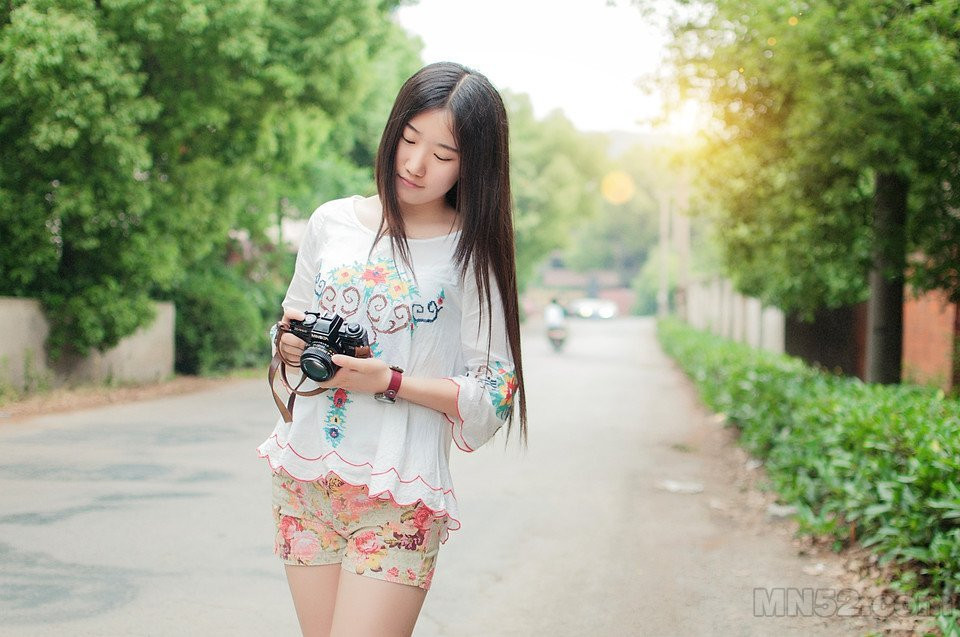 领家少女户外阳光下迷人写真