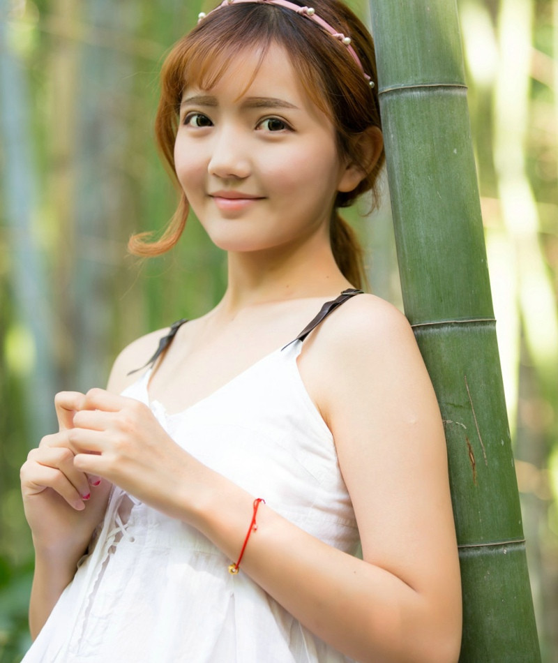 清纯的90后美女白色吊带裙写真图片_清纯美女图