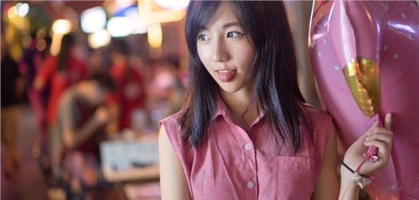 邻家女孩嘟嘴卖萌清新写真