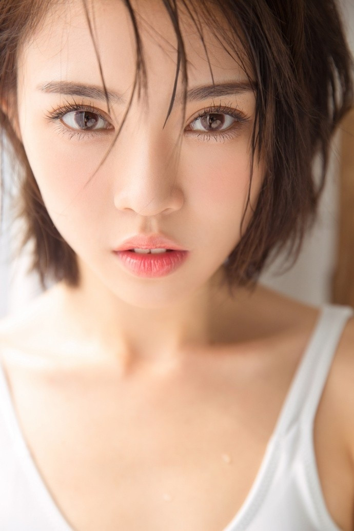 清纯美女白肌诱人纯净美眉白色吊带福利图片
