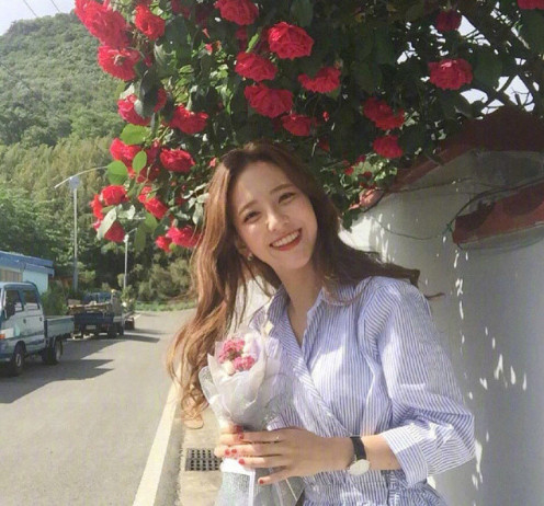 蛋卷头发型图片 笑容甜美的可爱美女图片