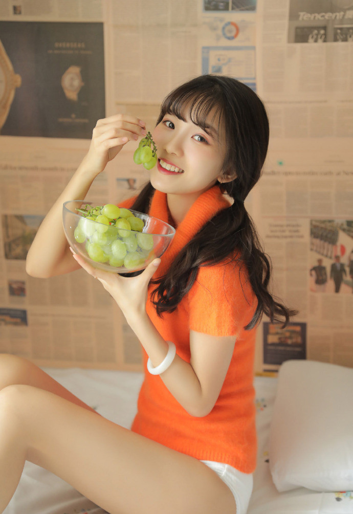 长腿美女吃葡萄丰满性感写真