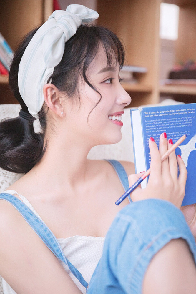 吊带美少女私房清新写真