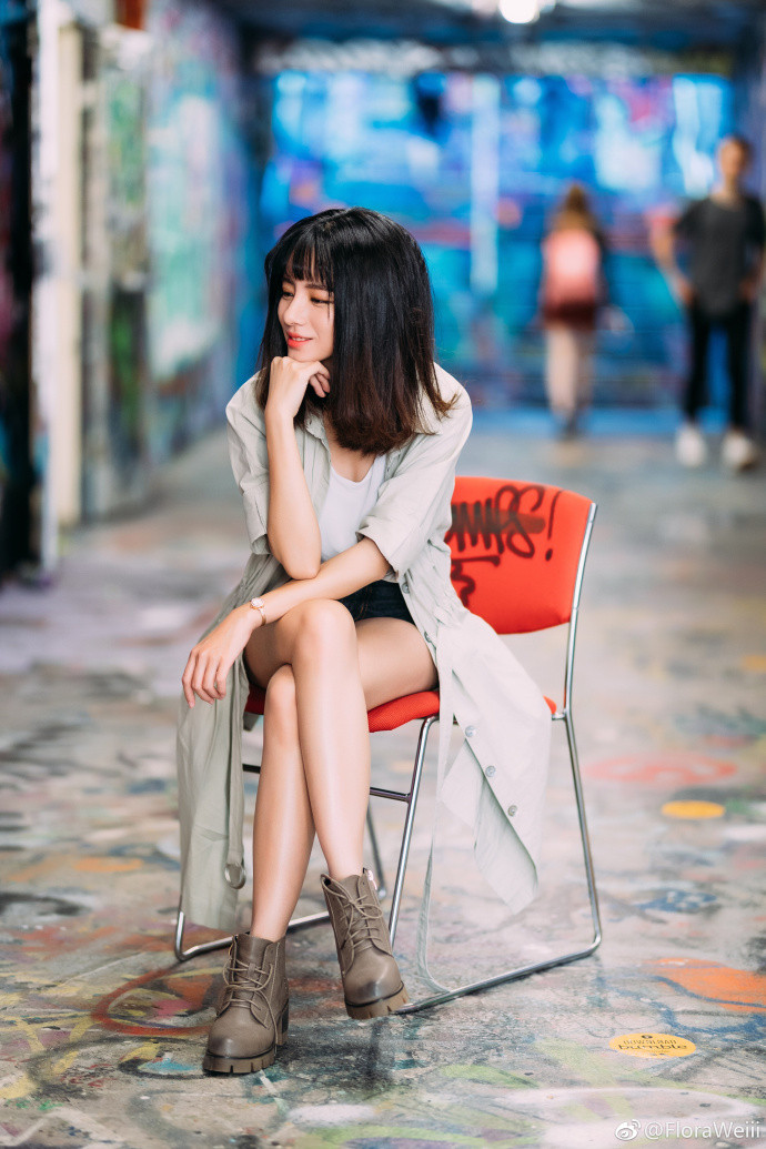 中长发美女清纯可爱写真图片