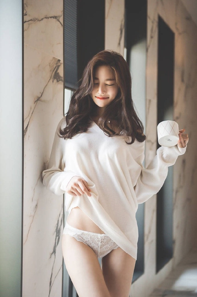 清纯美女_中长卷发美女居家服慵懒气质写真