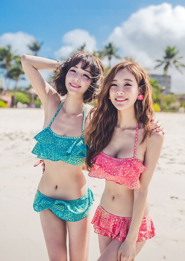 清纯长腿姐妹花内衣沙滩写真