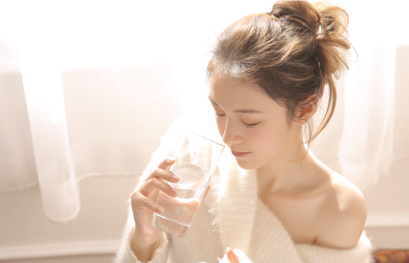 白色毛衣小清新美女性感图片