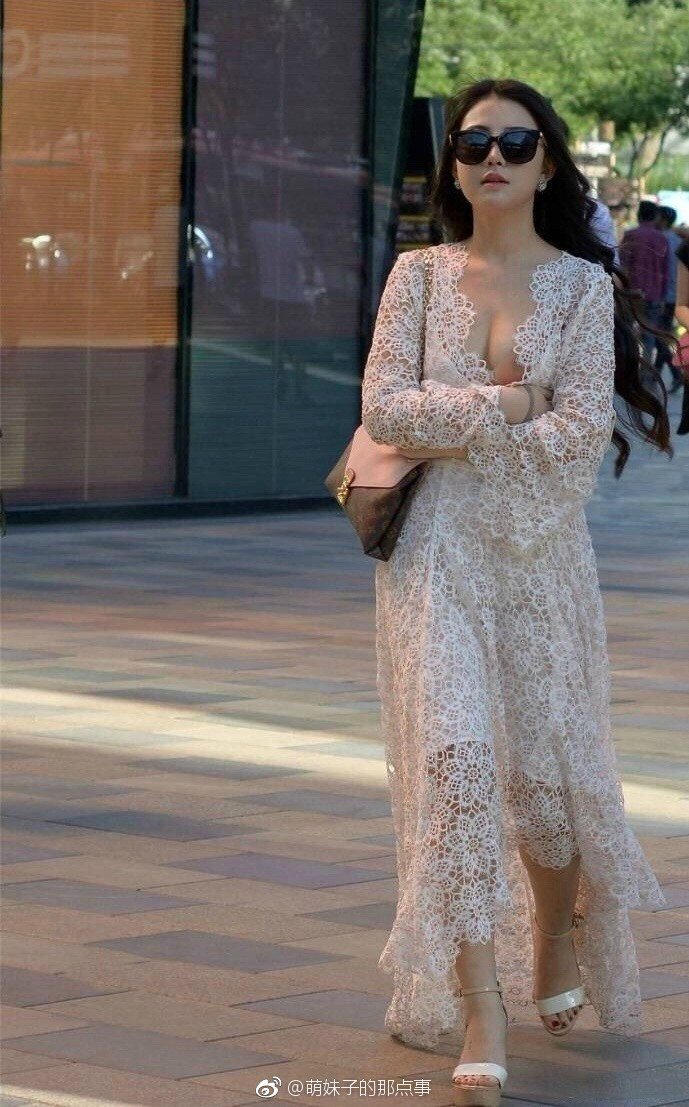 清纯美女白色大长裙街拍图片