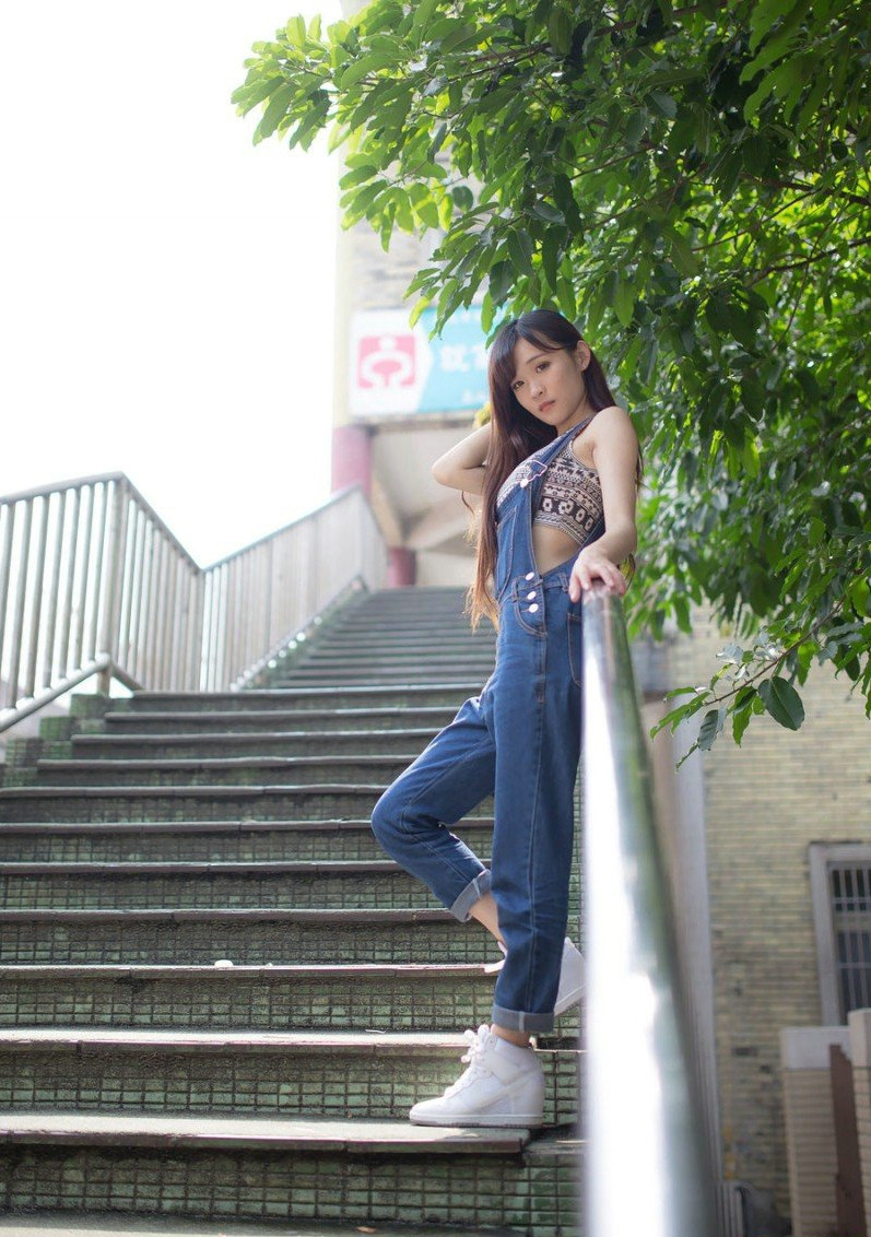 清纯牛仔吊带长发美女户外写真