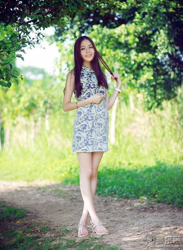 清纯美女：恬静女神MM夏日野外清新写真