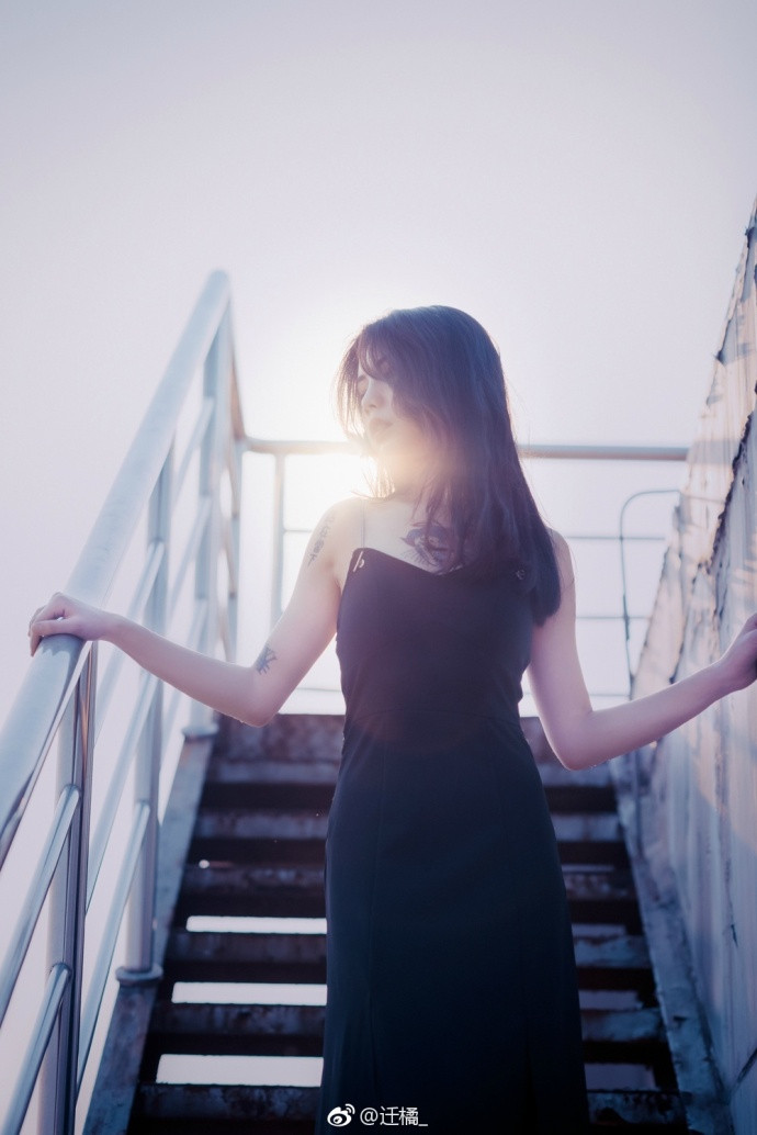 清纯美女黑色连衣裙唯美意境图片
