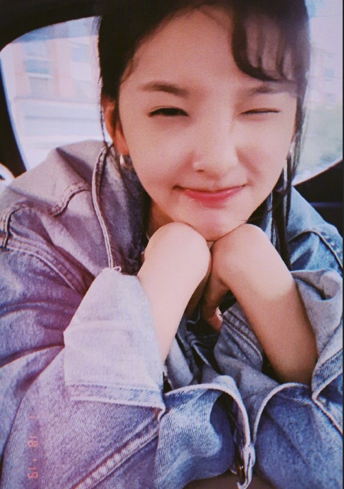 比草莓还甜的清纯美女图片