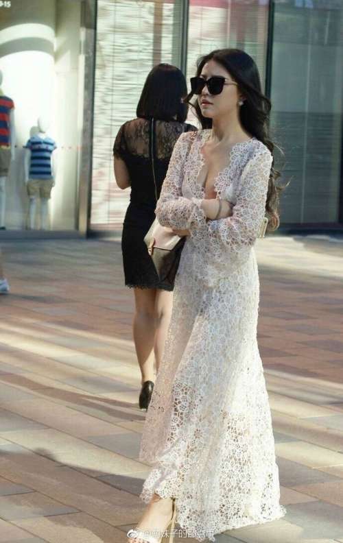 清纯美女白色大长裙街拍图片