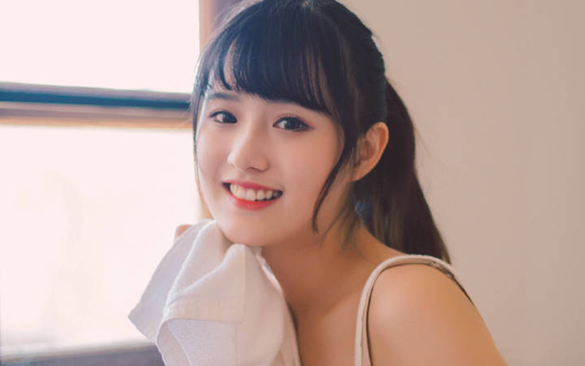 甜美系青春美女高清桌面壁纸图片