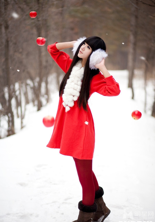 清纯美女图片_长发女孩雪中红色帽子清新唯美写