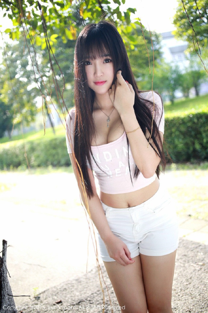 清纯长发美女短裤搭配爆乳装展现大长腿第二波
