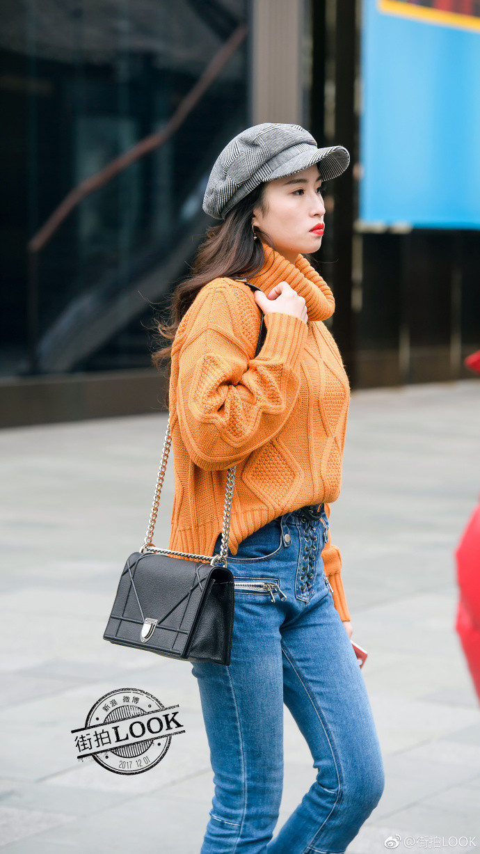清纯美女小姐姐的牛仔裤搭配毛衣街拍LOOK