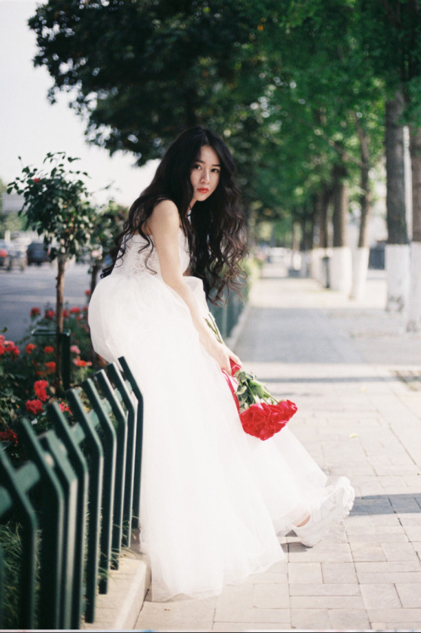 清纯美女kocoing玫瑰与婚纱更配