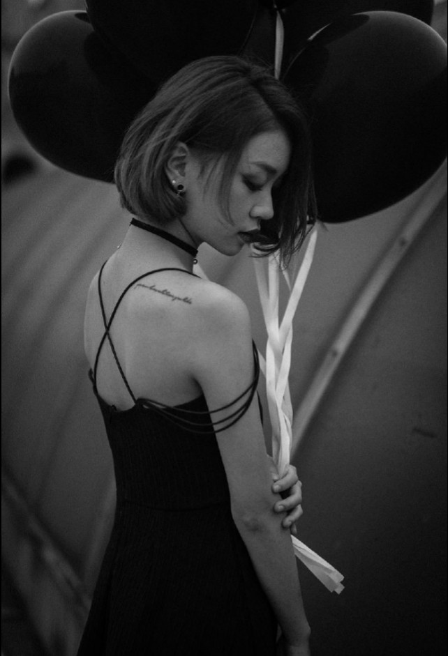 暗黑系短发美少女黑色气球写真