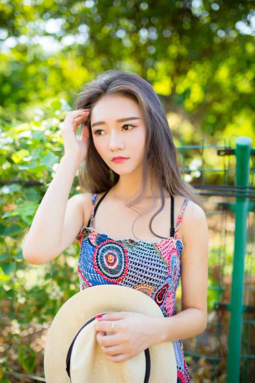 阳光下的清新小美女碎花长裙写真_清纯美女写真