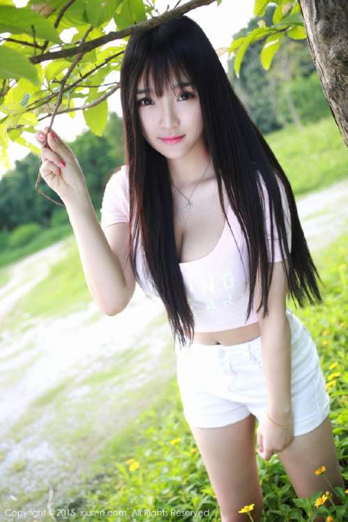 清纯美女图片_长发美女短裤搭配爆乳装展现大长
