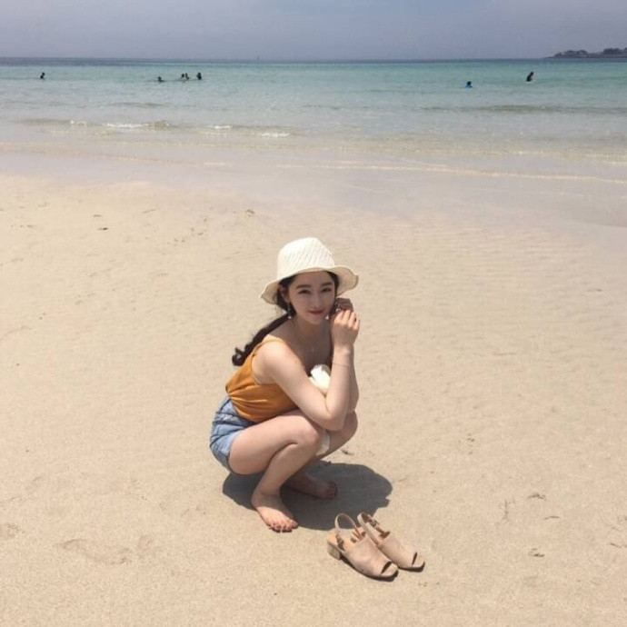 清纯美女沙滩图片：今年夏天自己一定要去海边
