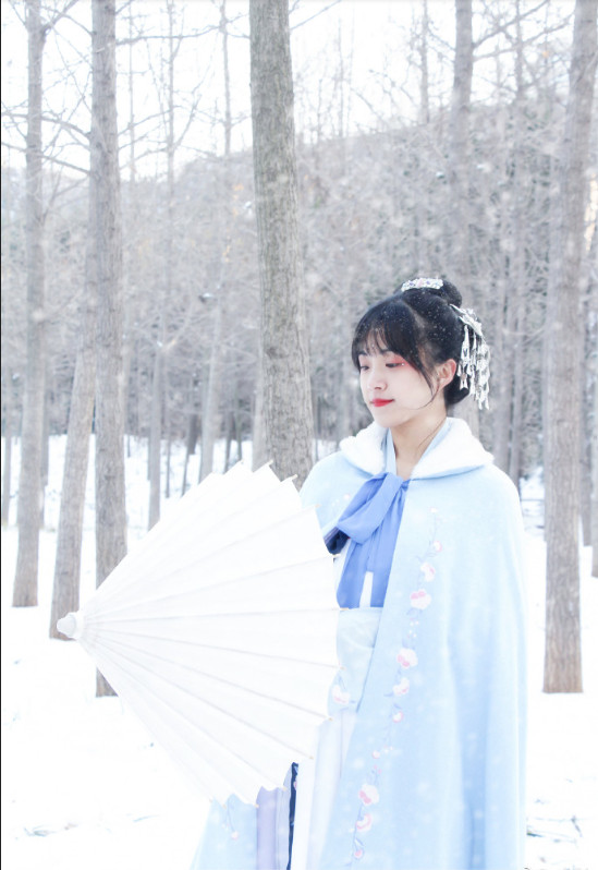 大雪纷飞清纯美女悦悦古装写真图片