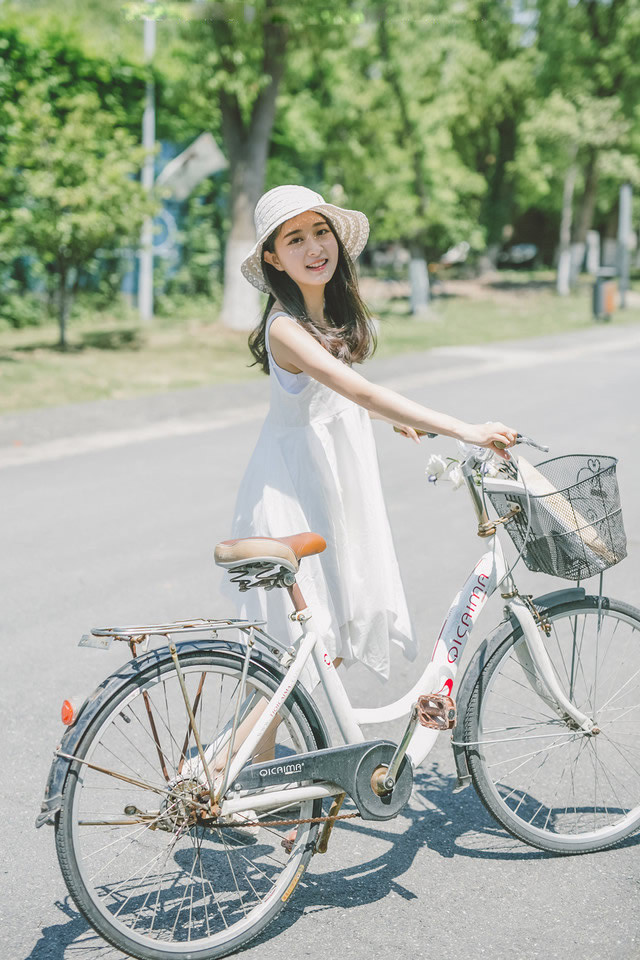 靓丽的美女妮妮清新照