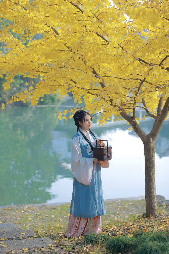 秋日里的民家良女古装美女图片