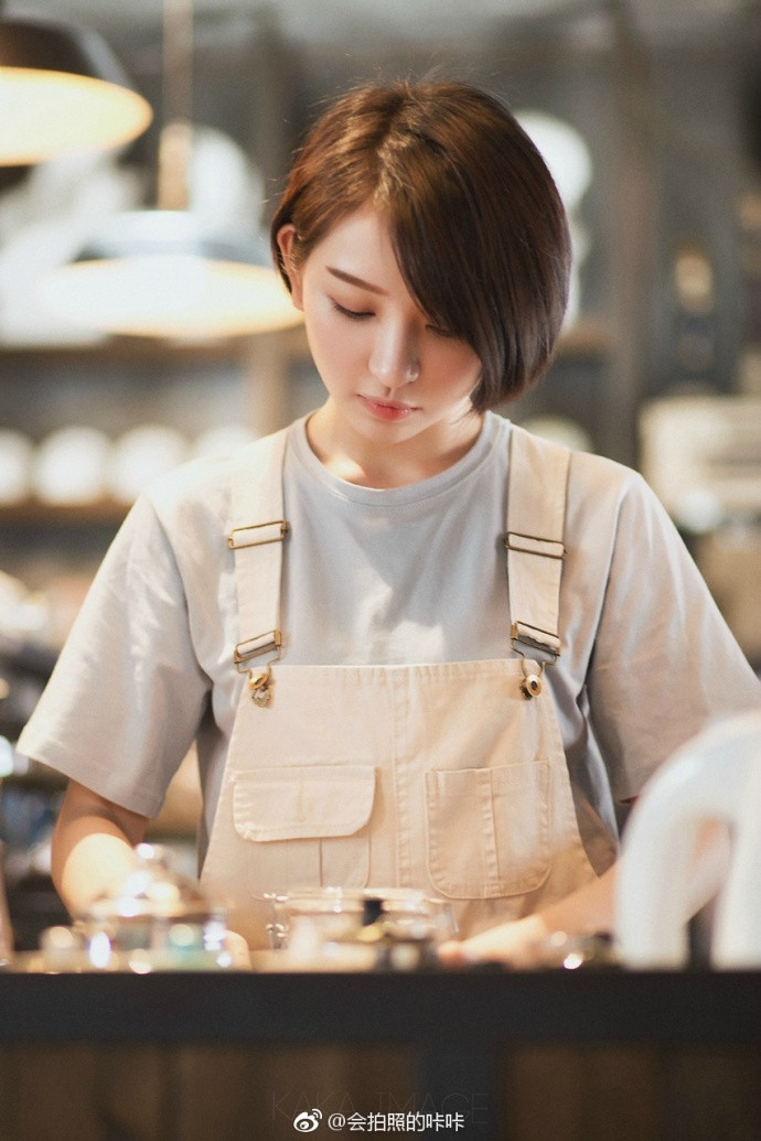 可爱的妹纸_可爱的咖啡屋_短发妹子清纯写真