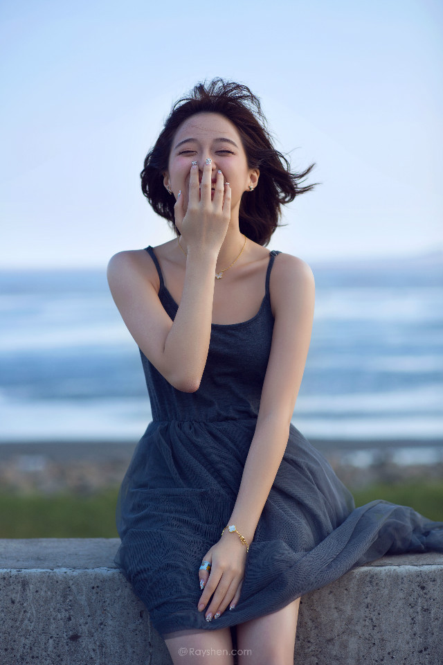 长发飘飘美女桃子海边甜美动人写真图片