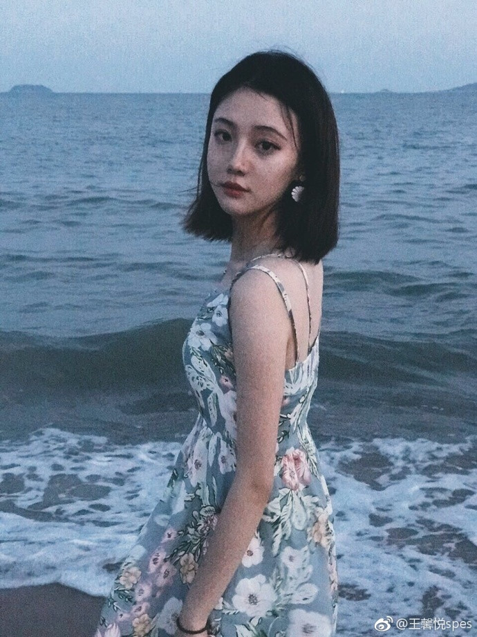 清纯美女王馨悦小碎花连衣裙海边图片