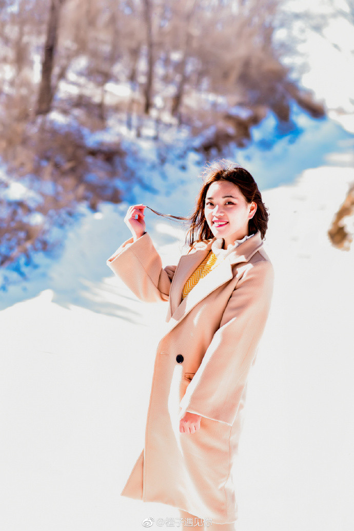 雪地里写真清纯美女图片