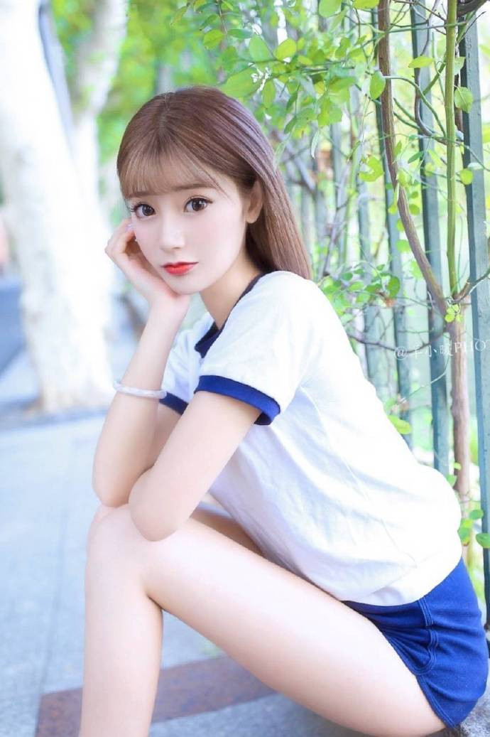 青春期运动美少女运动场阳光写真图片