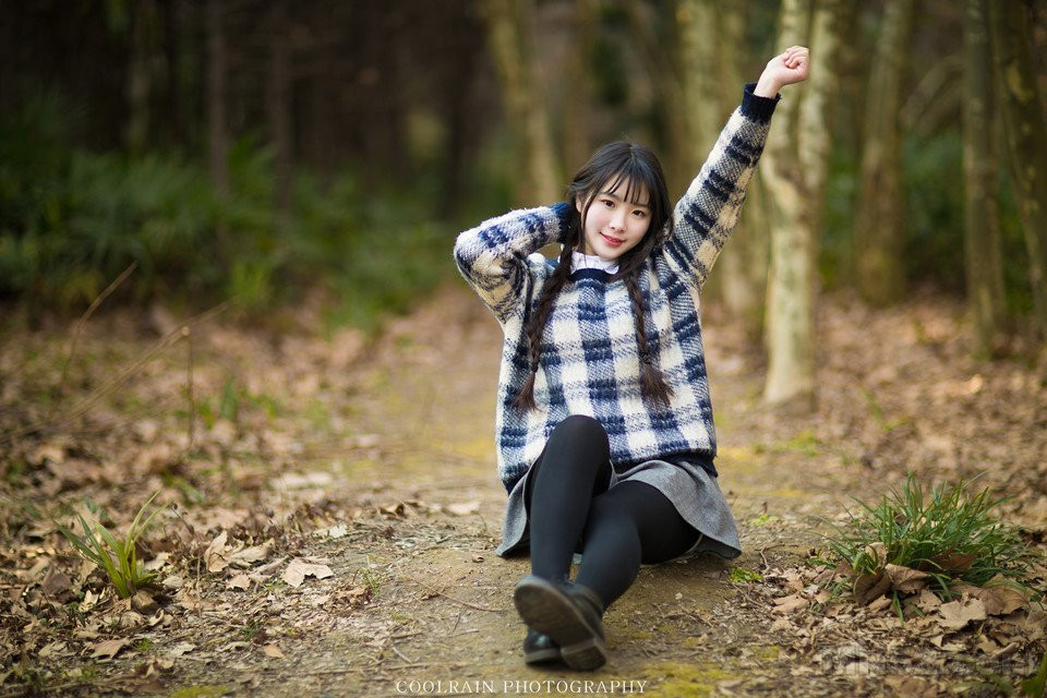 双辫女孩森林阳光唯美写真