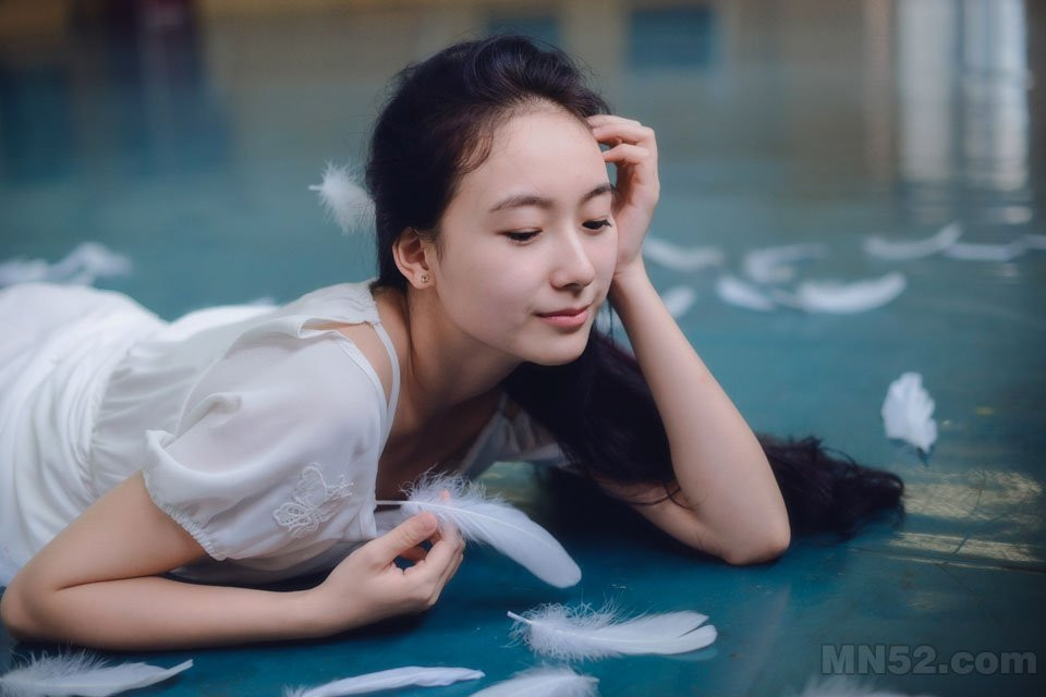 恋上羽毛的唯美动人少女图