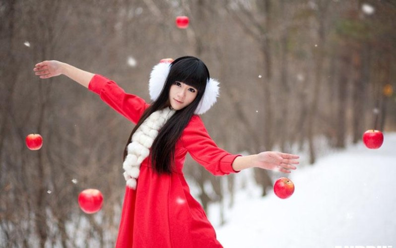 清纯美女图片_长发女孩雪中红色帽子清新唯美写