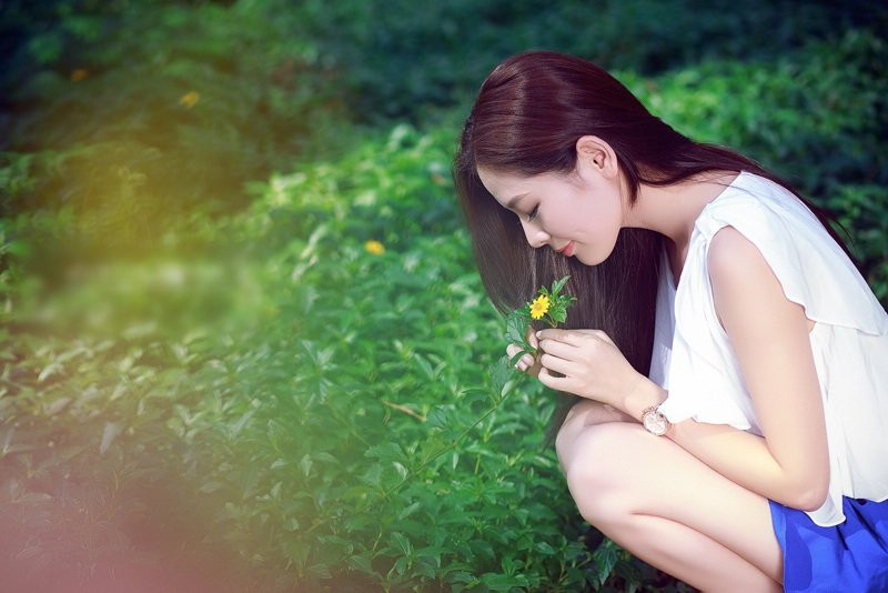 恬静美女夏日野外清纯写真照