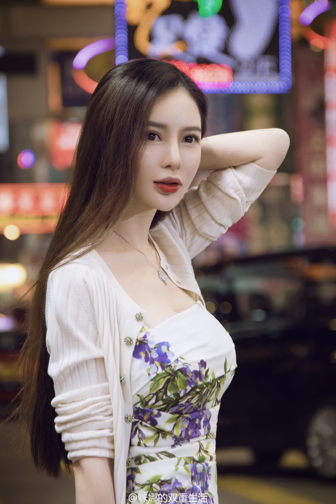 网络美女图片_网红咪娜街拍性感图片